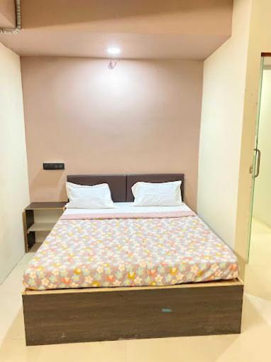 Hotel Welcome, Vip Road Vesu Surat Exterior foto